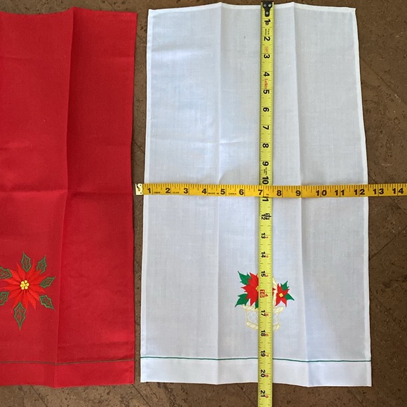 A pair of brand new tea towels! One white with red poinsettias, one red - Picture 6 of 7